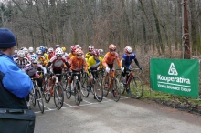 Start závodu kadetů. Uprostřed v oranžovém Tomáš Paprstka, druhý zprava Daniel Veselý.