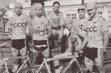 Fotka z dobového tisku z roku 2002. Zcela vlevo stojí Jaroslav Kulhavý, vpravo Jan Slavíček a druhý zleva Filip Eberl, který pojede v kolínském dresu i nadcházející MČR.